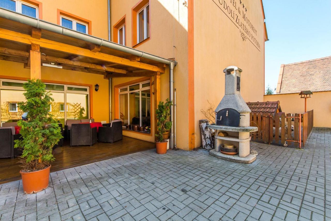 Hotel & Motorest V Udoli Zlateho Potoka Blsany Exterior foto